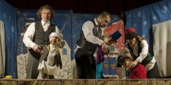 “Opowieść wigilijna” – piękna i mądra historia znakomicie opowiedziana przez lalki z Teatru Qfer