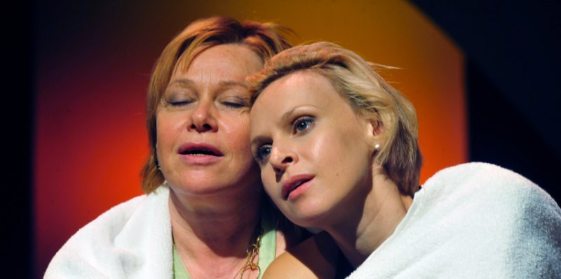 Teatr Polonia: „Po co są matki?” – zniżki dla seniorów i nie tylko!