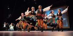 Zespół Pieśni i Tańca Suwalszczyzna zaprezentował tańce narodowe z okazji Święta Niepodległości